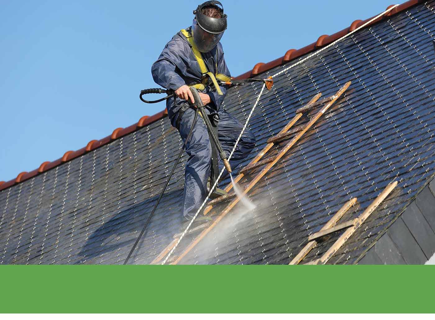 Nettoyage toiture - LE COUVREUR FINISTÉRIEN artisan couvreur basé sur Ergué-Gabéric, intervient dans les meilleurs délais sur QUIMPER et les alentours ainsi que dans tout le Finistère (29) …: Nettoyage, démoussage traitement anti mousse et peinture hydrofuge colorée toiture Intervention sur QUIMPER et les alentours ainsi que dans tout le Finistère (29)