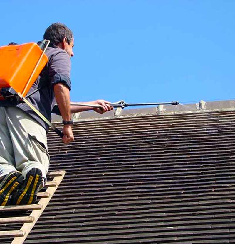 Nettoyage toiture - LE COUVREUR FINISTÉRIEN artisan couvreur basé sur Ergué-Gabéric, intervient dans les meilleurs délais sur QUIMPER et les alentours ainsi que dans tout le Finistère (29) …: Nettoyage, démoussage traitement anti mousse et peinture hydrofuge colorée toiture Intervention sur QUIMPER et les alentours ainsi que dans tout le Finistère (29)